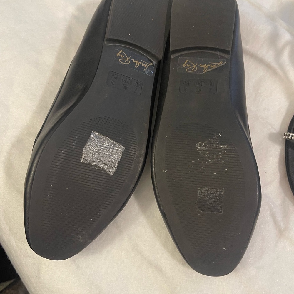 Luxurious Black Loafers with Gold Chain Detail - Picture 2 of 3